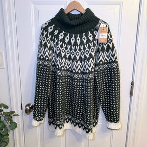 Elegant Forest Green and White Turtleneck Sweater